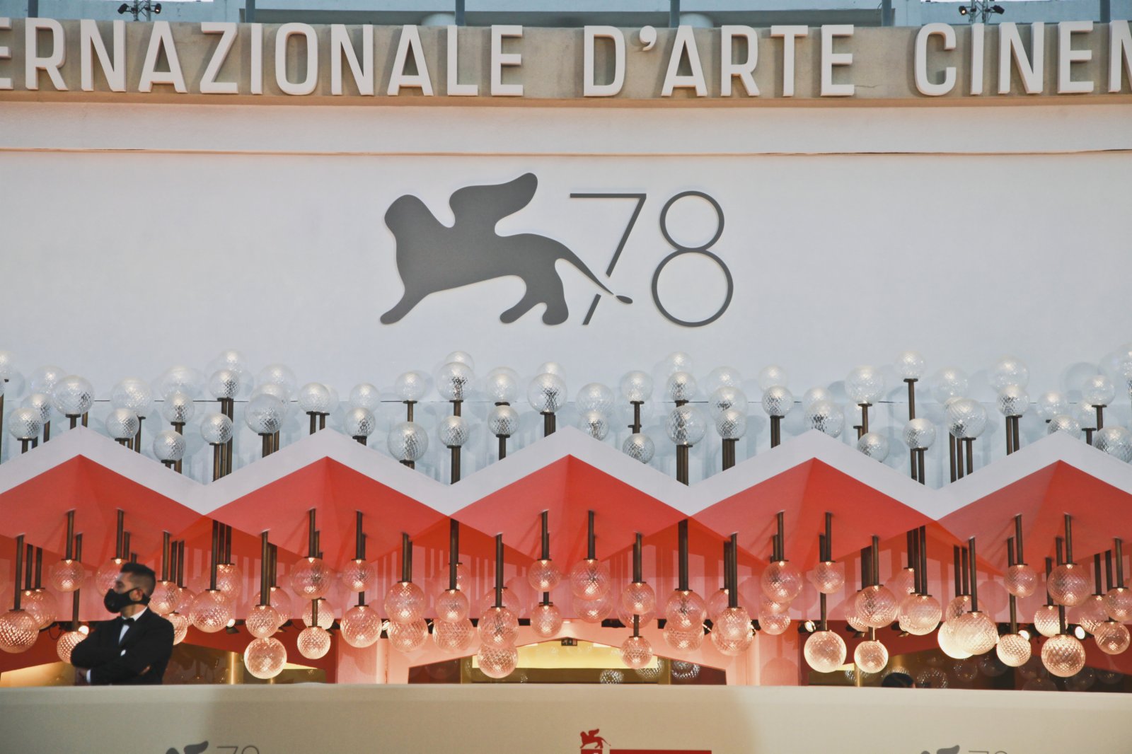 這是9月1日拍攝的意大利威尼斯電影宮，第78屆威尼斯國際電影節在這裏舉行。（新華社）