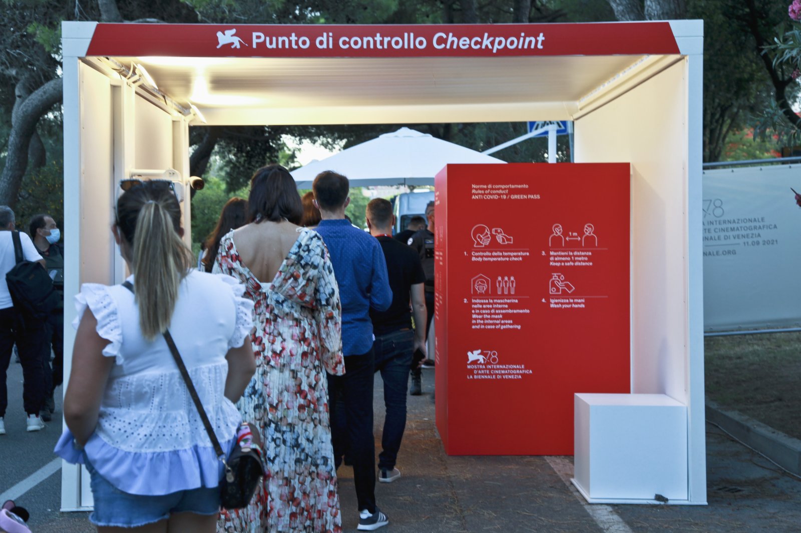 9月1日，在意大利威尼斯利多島，人們排隊進入第78屆威尼斯國際電影節現場。（新華社）