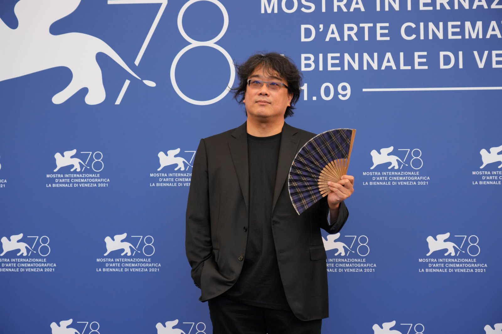 9月1日，在意大利威尼斯利多島，第78屆威尼斯國際電影節主競賽單元評委會主席奉俊昊亮相拍照式。（新華社）