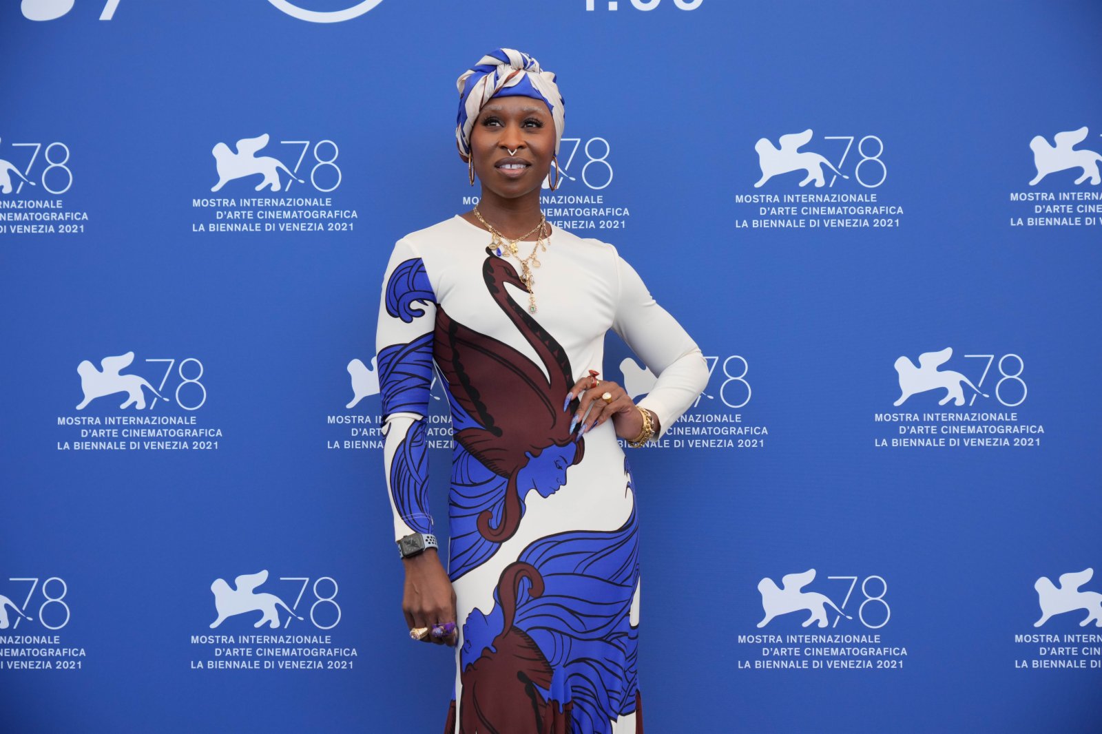 9月1日，在意大利威尼斯利多島，第78屆威尼斯國際電影節主競賽單元評委辛西婭·埃裏沃亮相拍照式。（新華社）