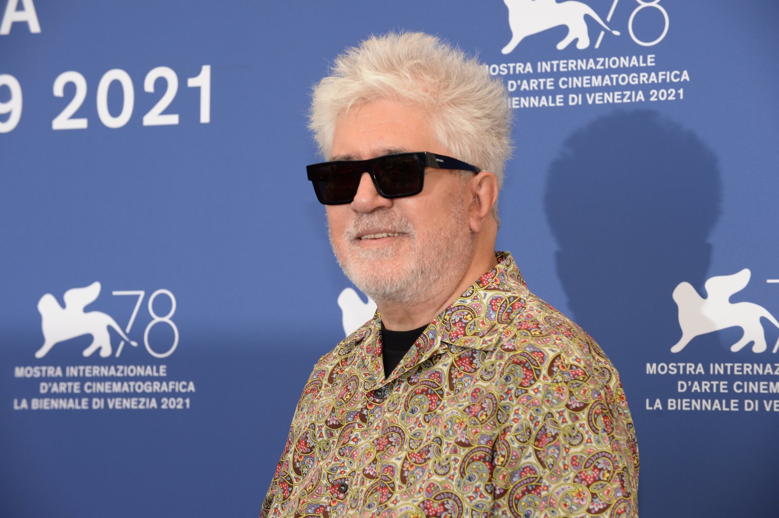 9月1日，在意大利威尼斯利多島的第78屆威尼斯國際電影節現場，導演佩德羅·阿爾莫多瓦爾亮相影片《平行母親》拍照式。（新華社）