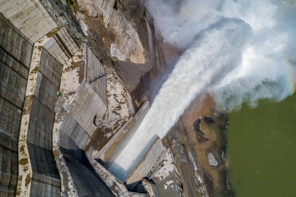 圖為正在進行試驗性洩洪的白鶴灘水電站1號洩洪洞（新華社）
