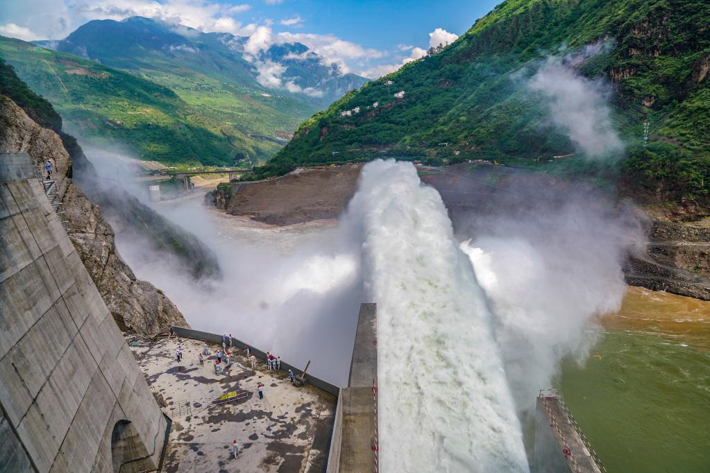 圖為正在進行試驗性洩洪的白鶴灘水電站1號洩洪洞（新華社）
