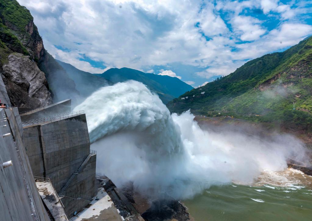 圖為正在進行試驗性洩洪的白鶴灘水電站1號洩洪洞（新華社）
