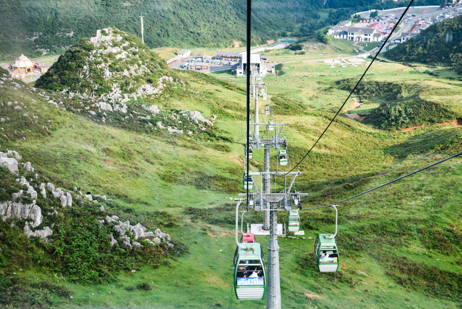 9月3日，遊客在貴州省赫章縣阿西里西·韭菜坪景區乘坐纜車觀光。（新華社）