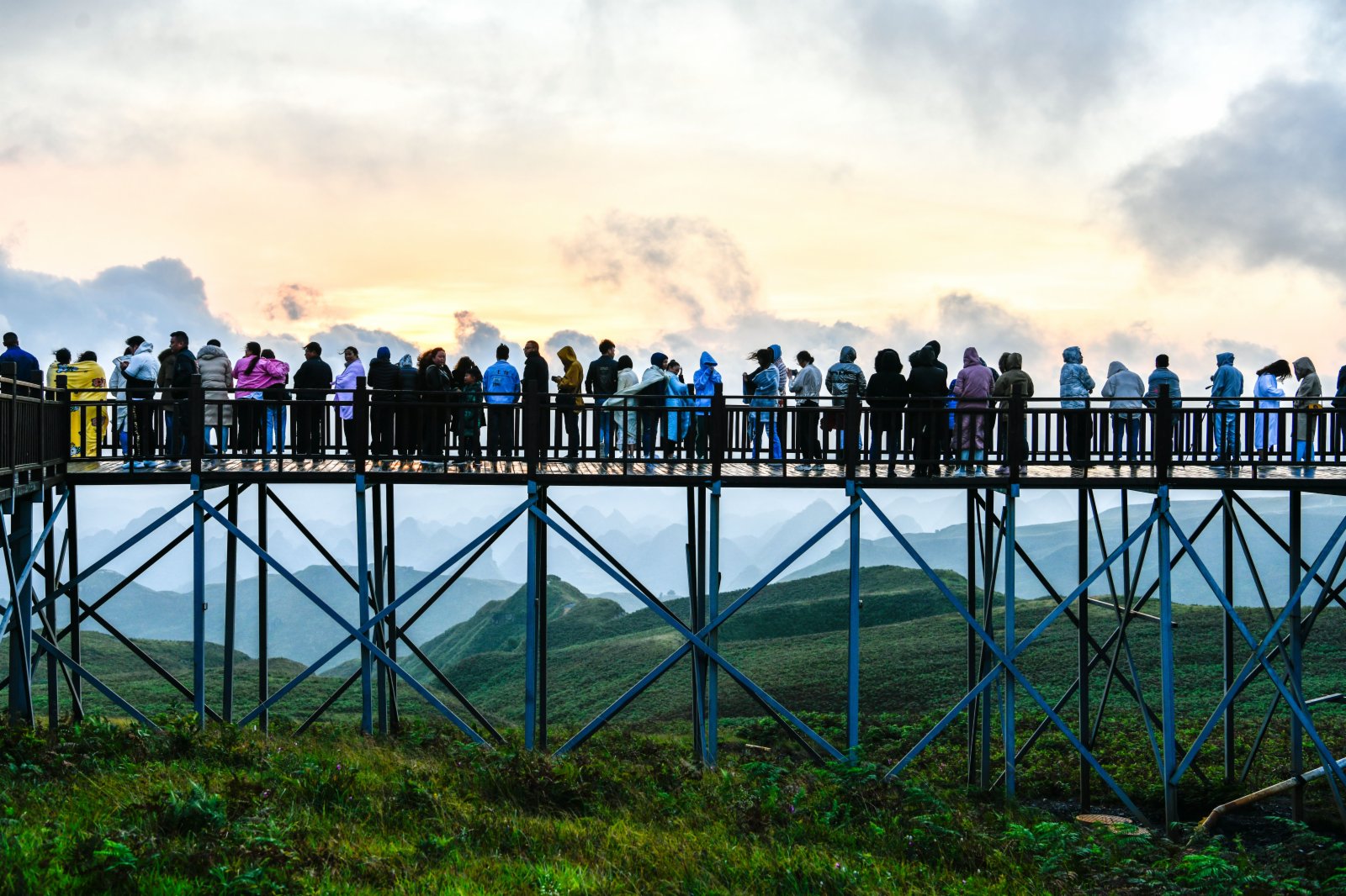 9月4日，遊客在貴州省赫章縣阿西里西·二台坡景區觀日出。