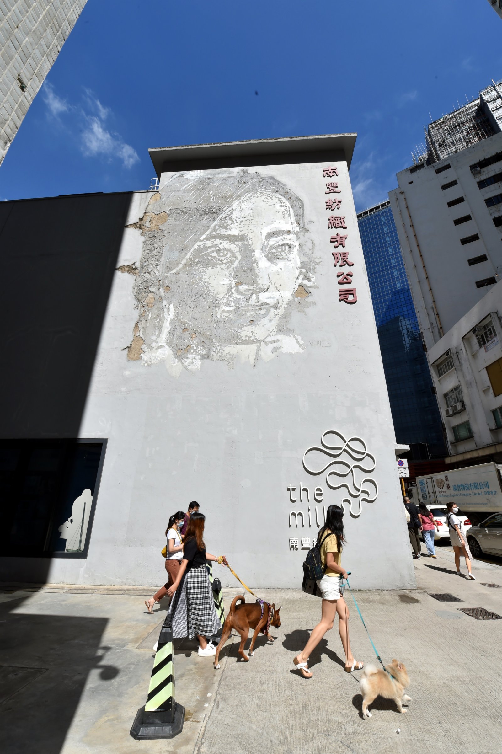 這是香港南豐紗廠外墻上的紡織女工頭像。（新華社）