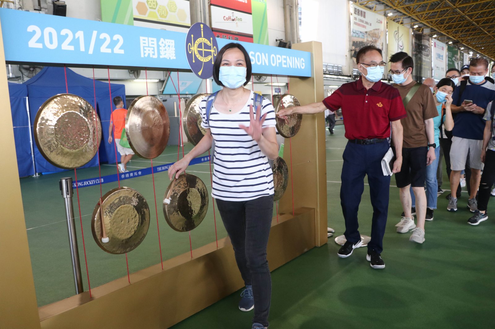不少人到公眾席廣場敲打銅鑼。（香港文匯報記者 攝）