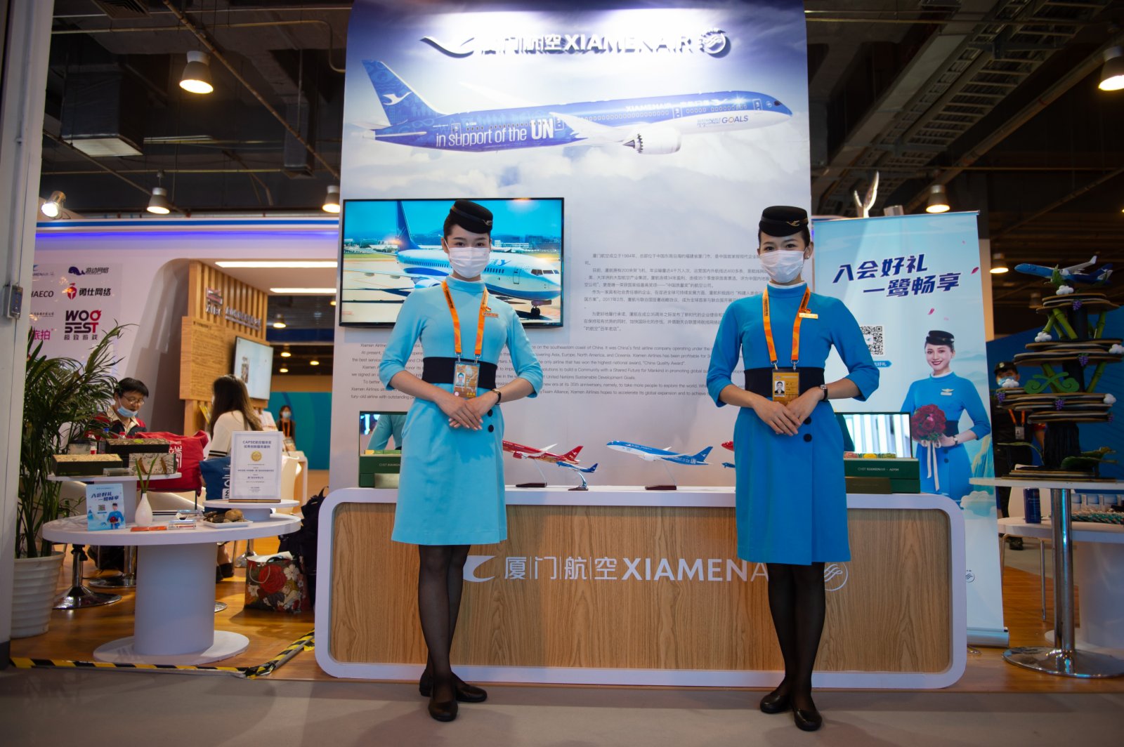 9月4日在服貿會國家會議中心展區廈門展位拍攝的廈門航空公司的空乘人員。（新華社）