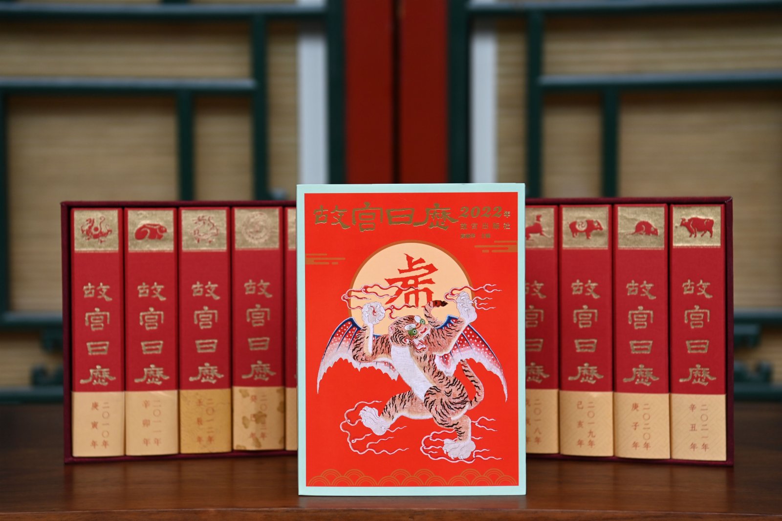 這是9月6日拍攝的2022年《故宮日曆》（前）與歷年的《故宮日曆》。