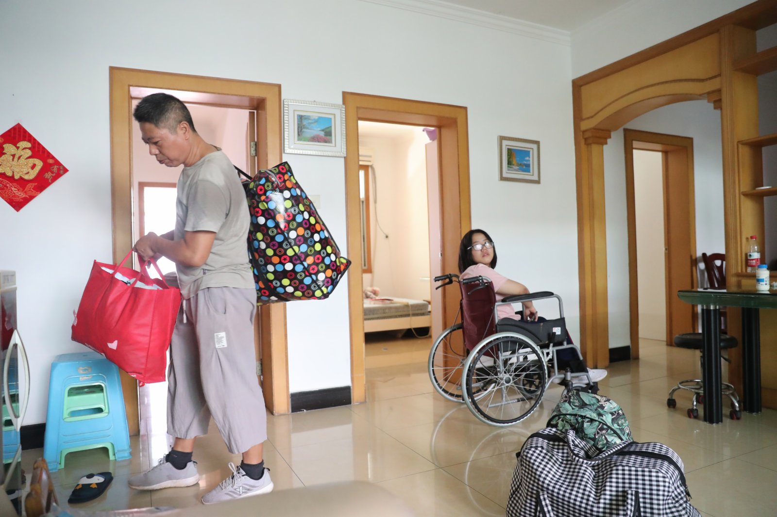 9月1日,謝培軍在家中整理女兒的生活用品,準備趕往學校報到。(新華社) 9月1日,謝培軍在家中整理女兒的生活用品,準備趕往學校報到。(新華社)