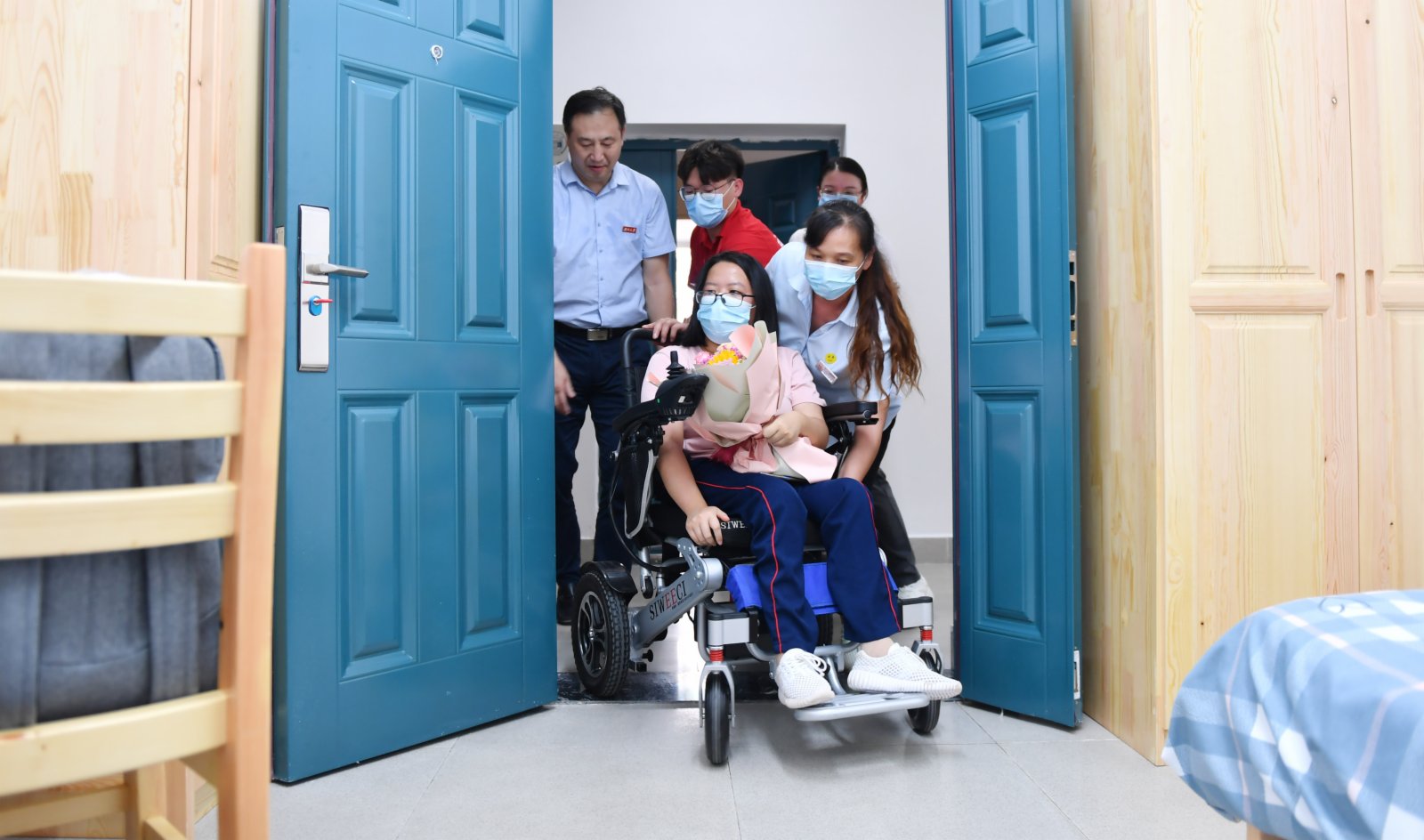 9月1日,謝可欣在湖南大學師生的幫助下進入學校為她安排的「愛心宿舍」。(新華社) 9月1日,謝可欣在湖南大學師生的幫助下進入學校為她安排的「愛心宿舍」。(新華社)