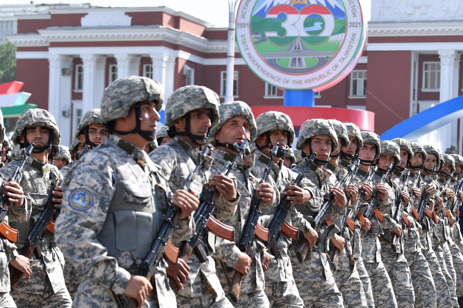  9月7日，塔吉克斯坦官兵在杜尚別舉行的閱兵儀式上接受檢閱。（新華社）