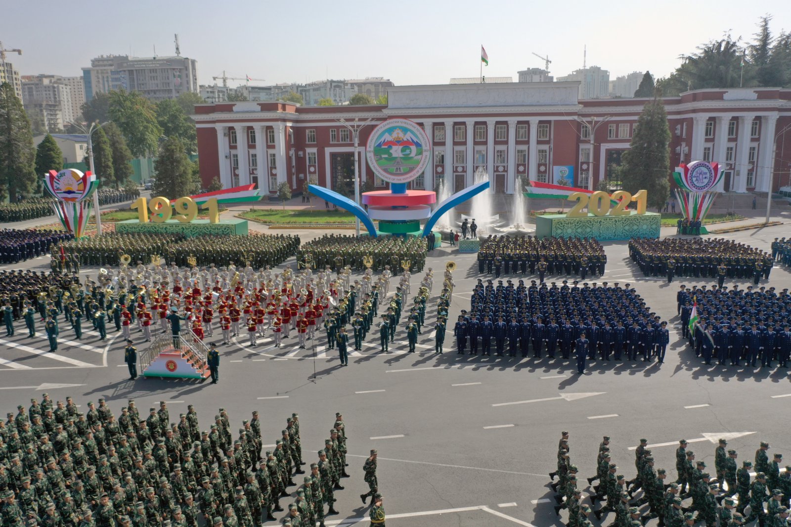  這是塔吉克斯坦杜尚別舉行的閱兵儀式現場（9月7日攝）。（新華社）