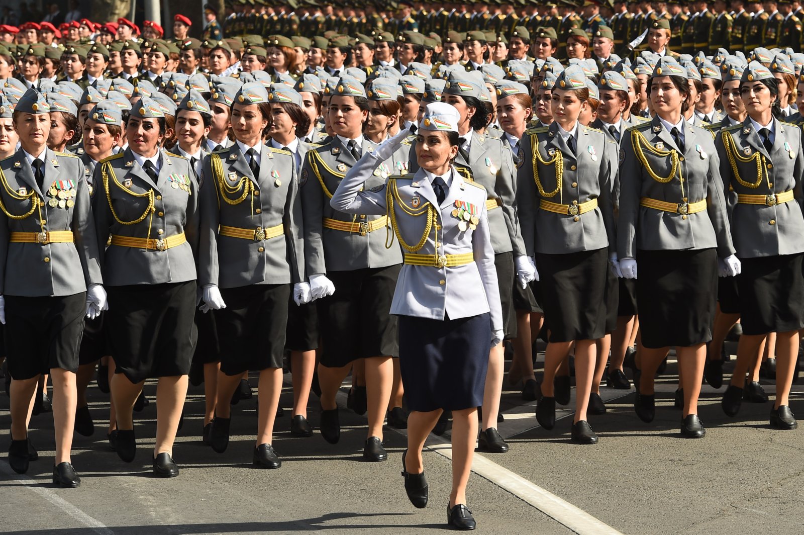 9月7日，塔吉克斯坦官兵在杜尚別舉行的閱兵儀式上接受檢閱。（新華社）