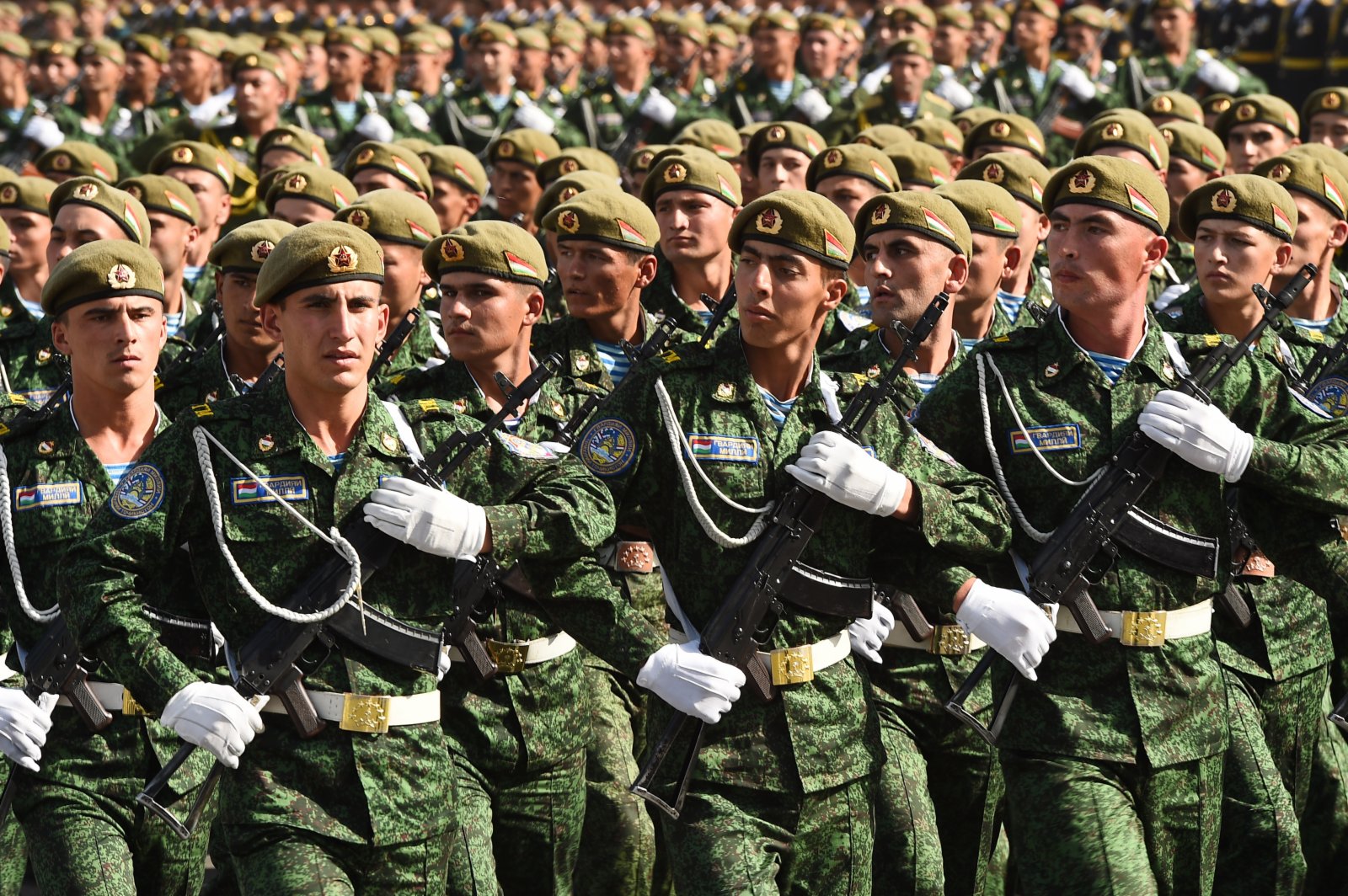 9月7日，塔吉克斯坦官兵在杜尚別舉行的閱兵儀式上接受檢閱。（新華社）