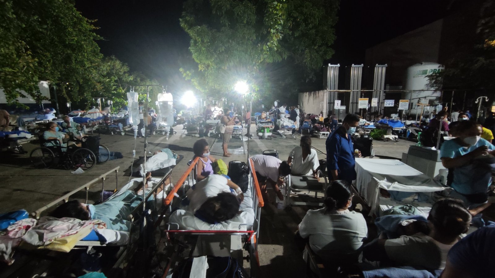 9月8日，在墨西哥格雷羅州阿卡普爾科，一家醫院的病患和醫護人員在地震發生後轉移到室外空地。