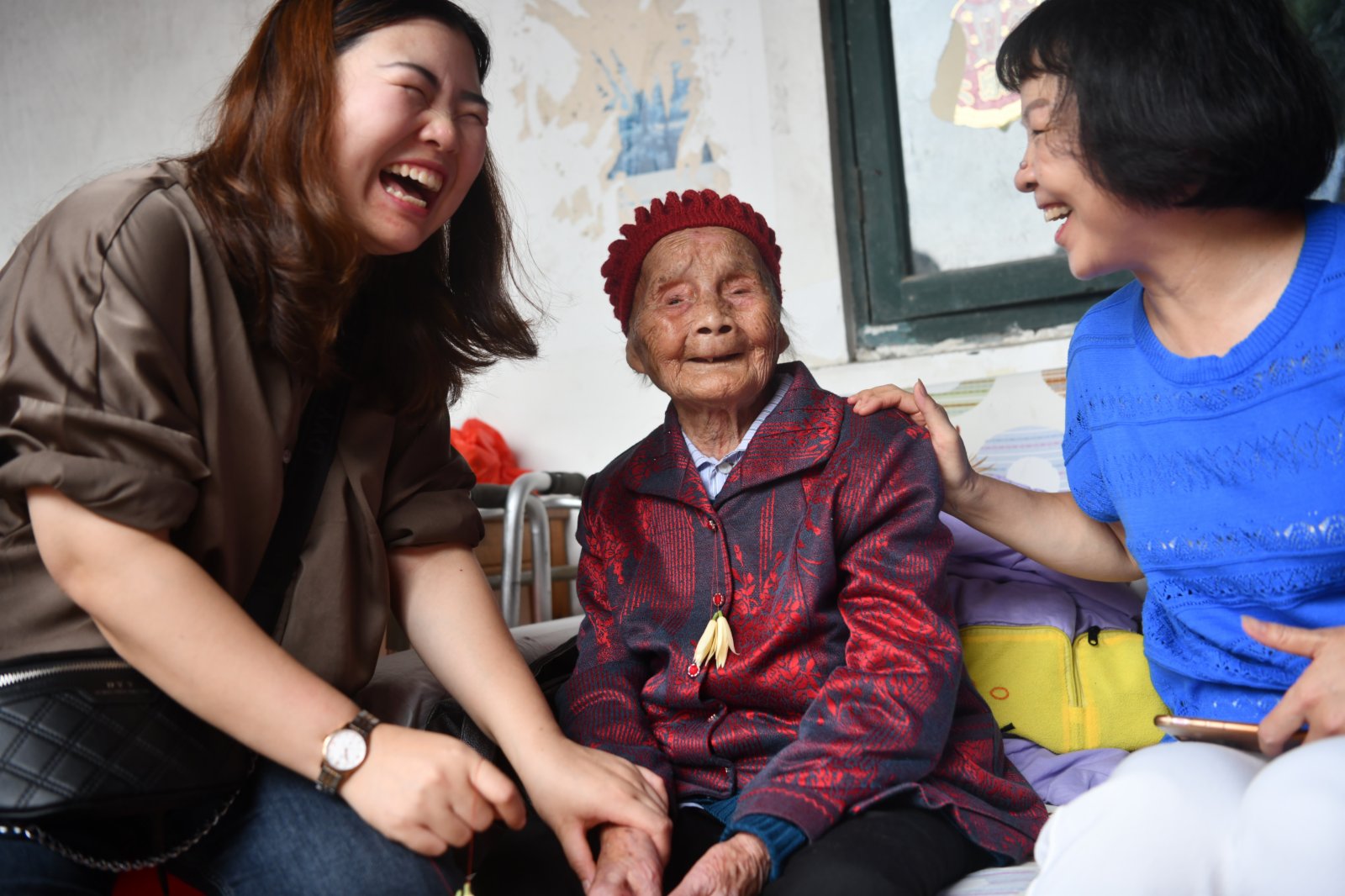 圖為朱鄭氏換上新衣迎接生日。 