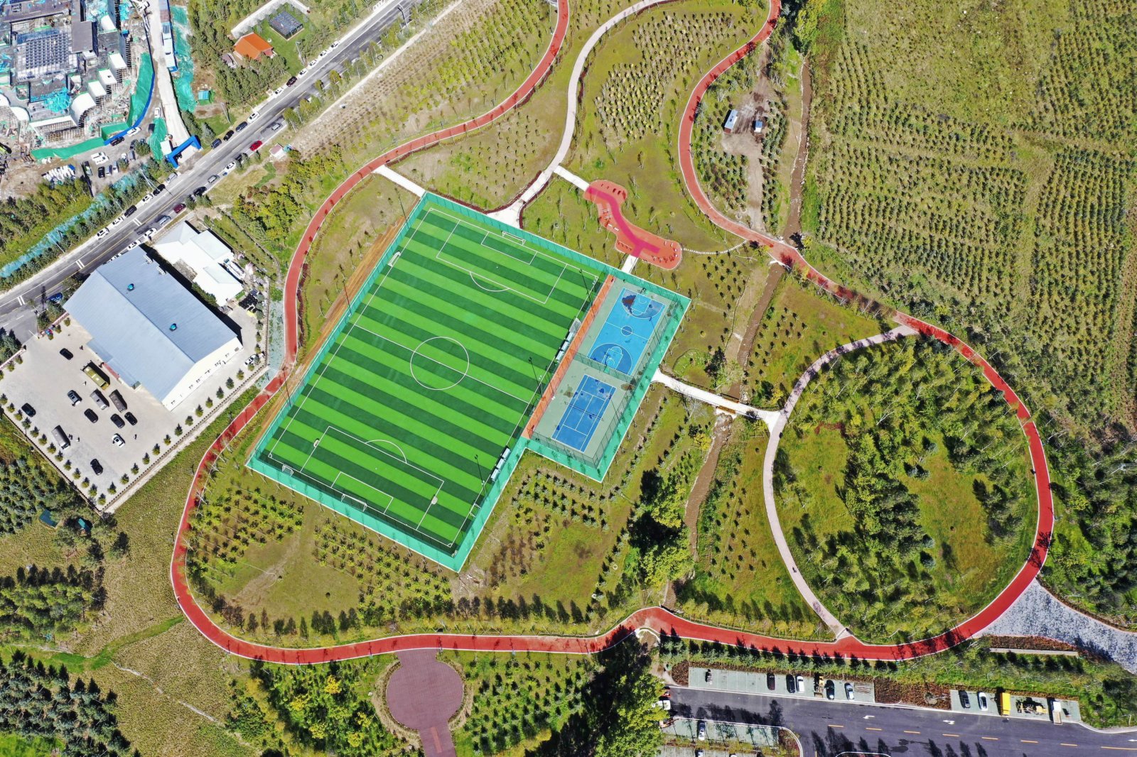 這是9月8日拍攝的張家口市崇禮區太子城體育公園（無人機照片）。（新華社）