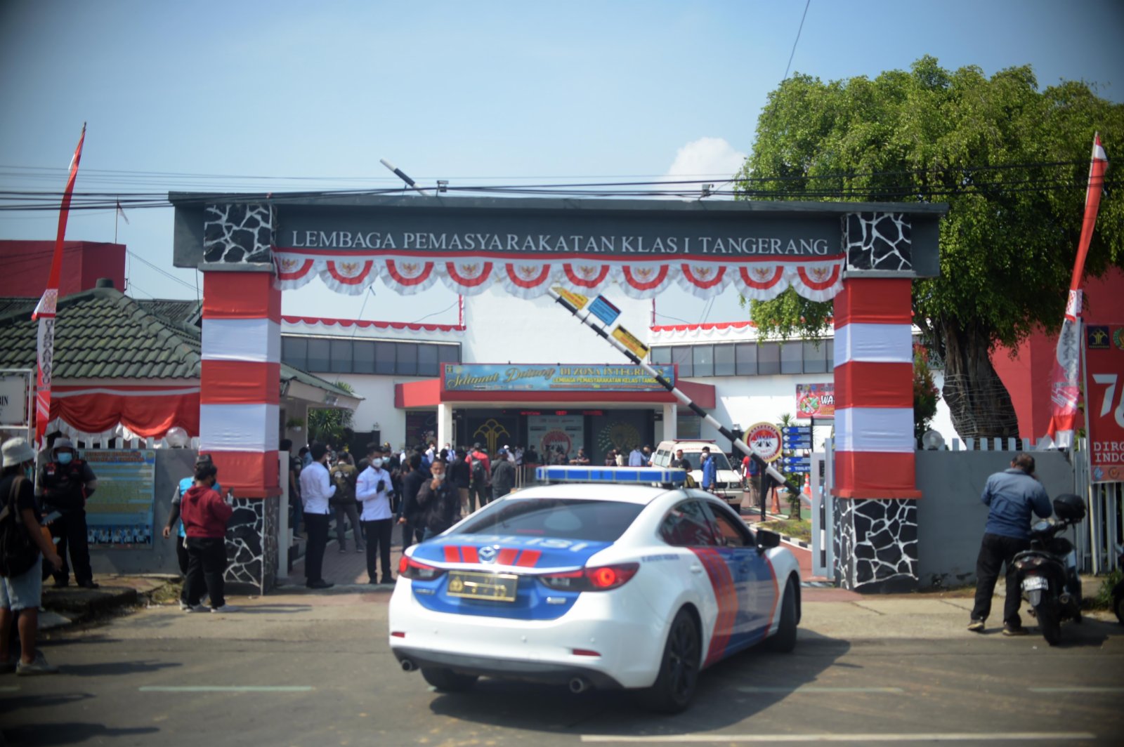 9月8日，一輛警車駛入印度尼西亞唐格朗一座監獄的大門。（新華社）
