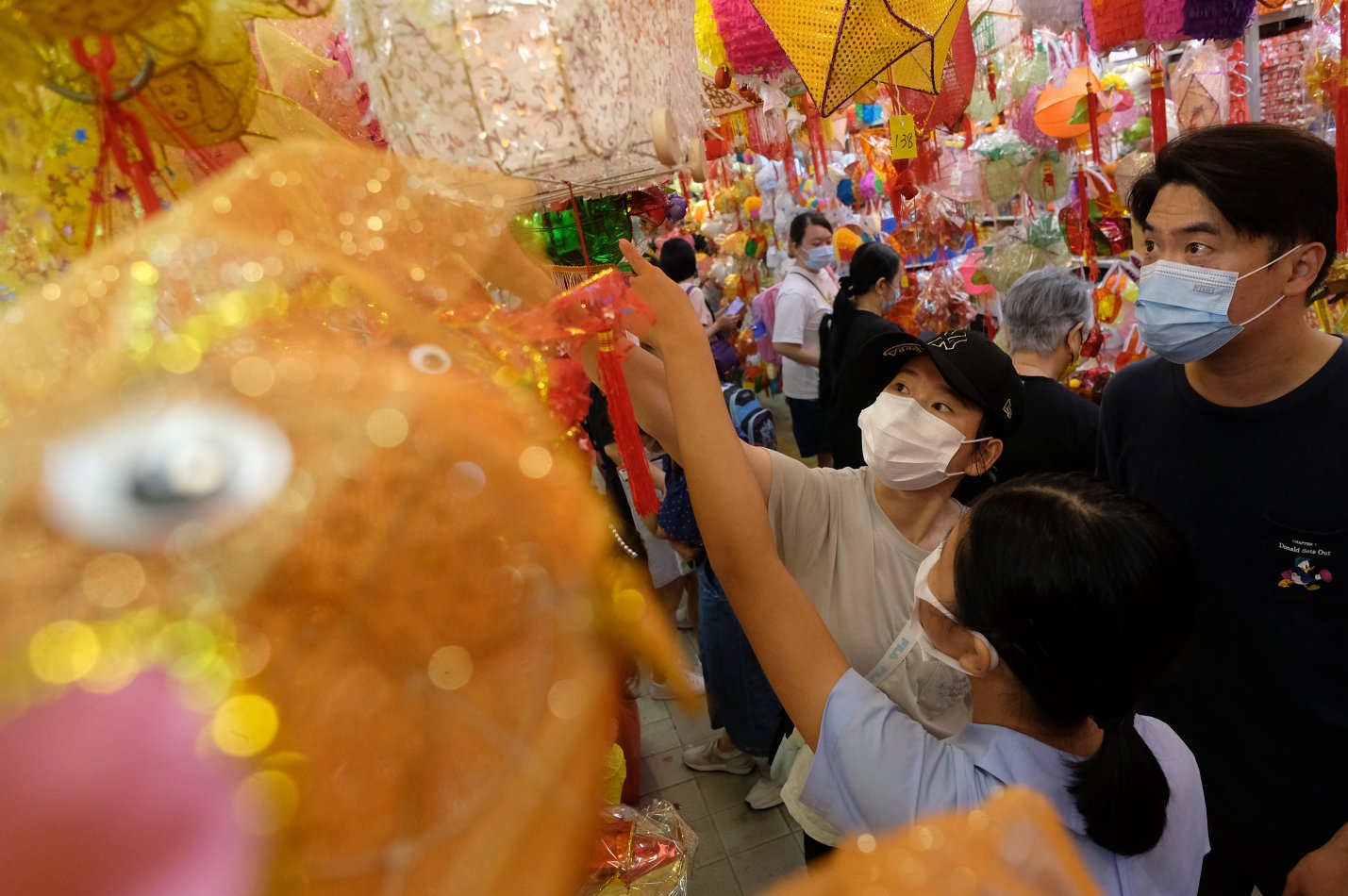 市民在元朗大橋街市選購中秋節燈籠(大公文匯全媒體記者麥鈞傑攝) 市民在元朗大橋街市選購中秋節燈籠(大公文匯全媒體記者麥鈞傑攝)