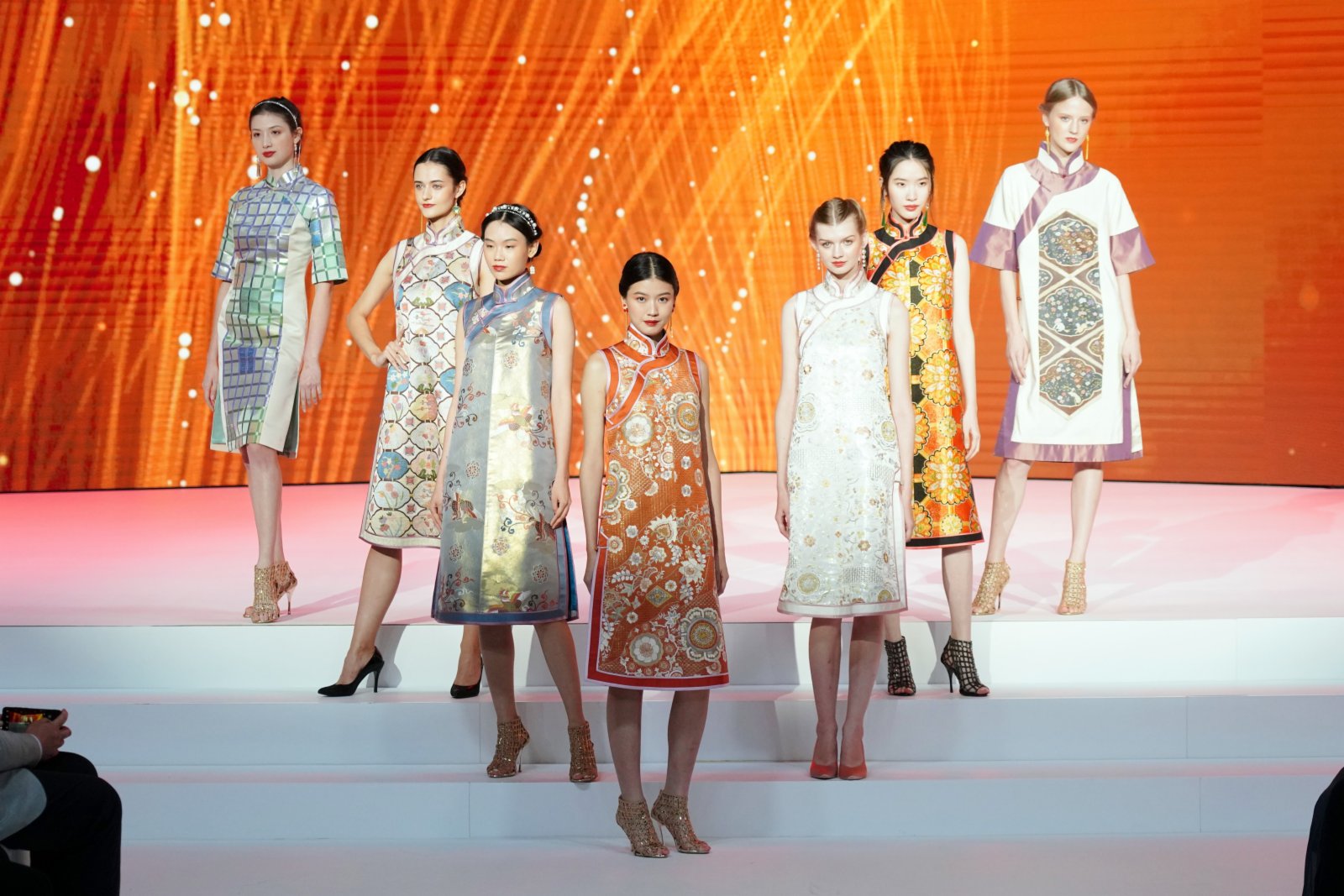 圖為模特展示「華」系列緙絲禮服。(中新社) 圖為模特展示「華」系列緙絲禮服。(中新社)