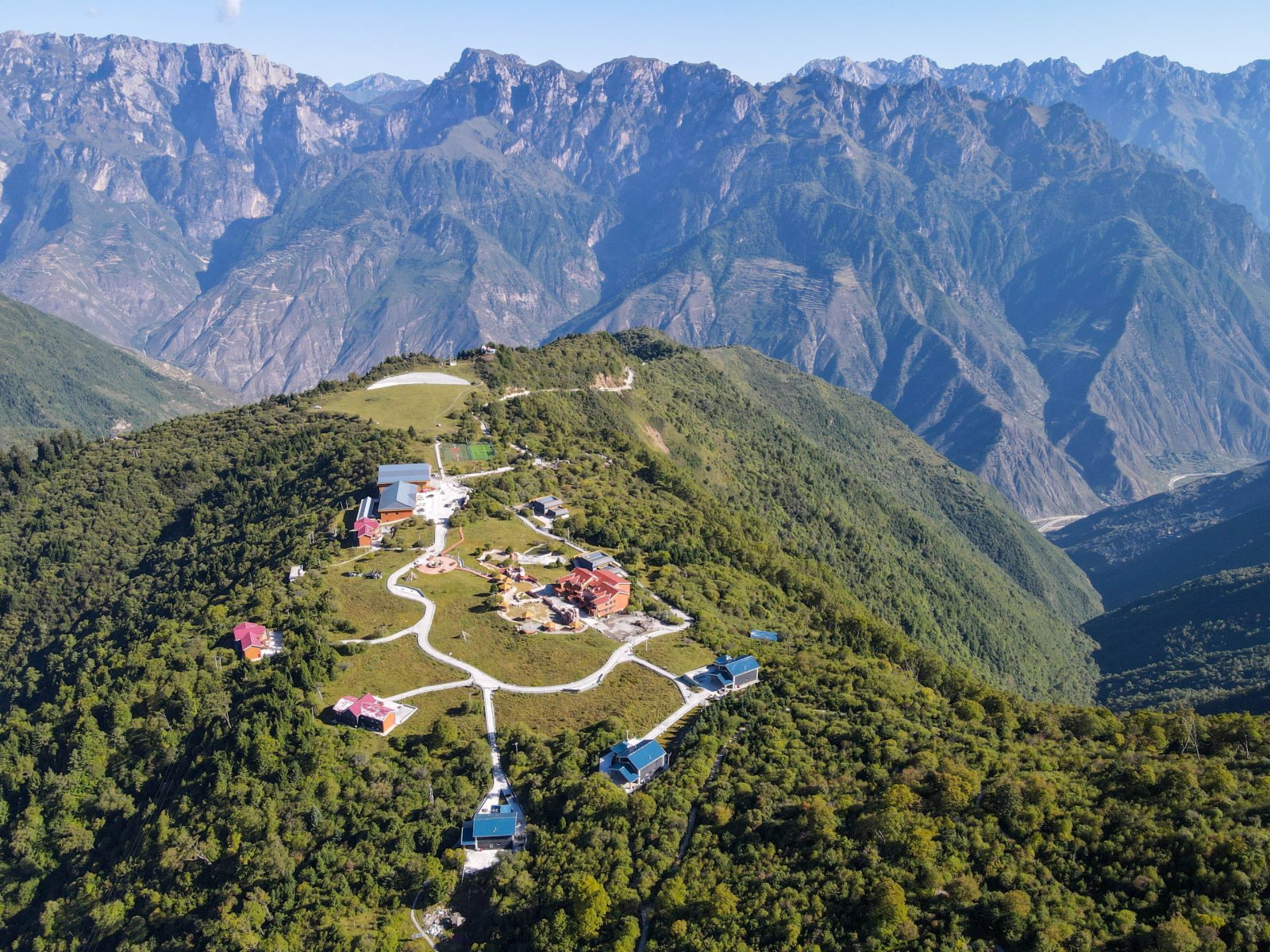 拉尕山景區內的遊客服務中心和民宿。（新華社）