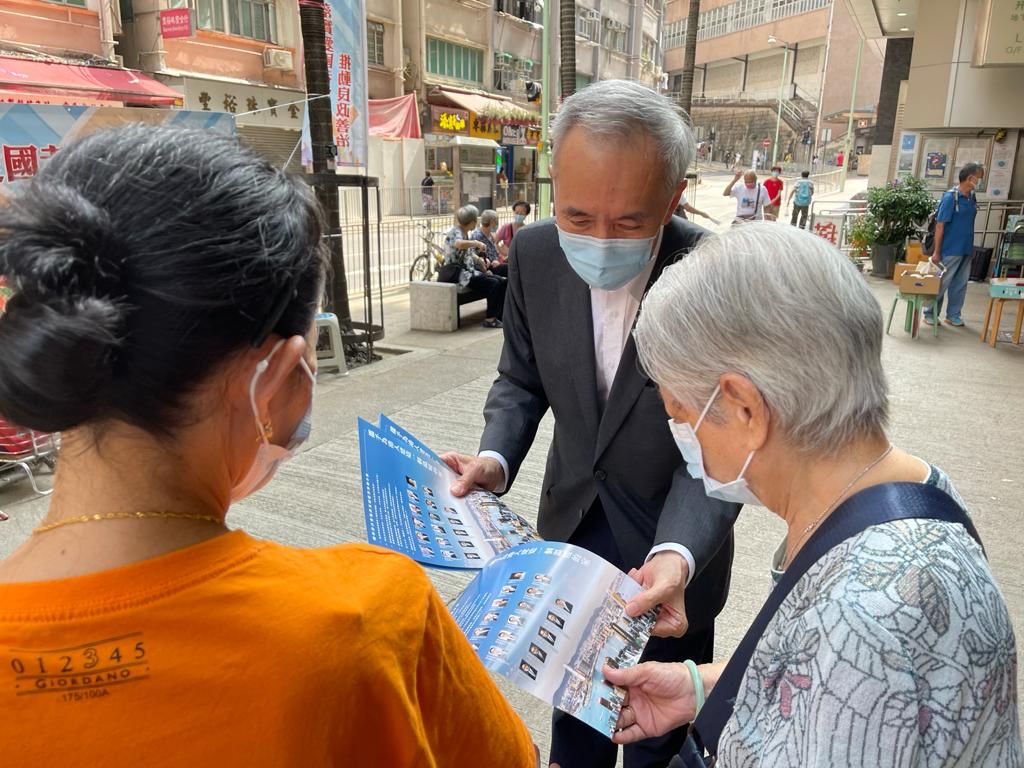 地產及建造界選委、信和集團主席黃志祥,在港島西石塘咀街市街站派發地產及建造界宣傳單張。 地產及建造界選委、信和集團主席黃志祥,在港島西石塘咀街市街站派發地產及建造界宣傳單張。