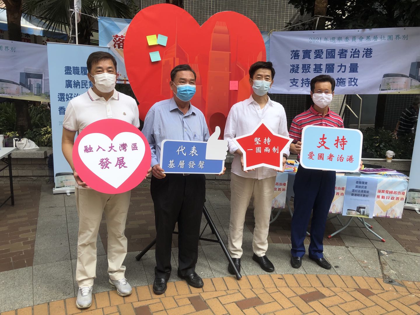 上環亮點街站,四位委員向街坊宣傳政綱,街站設有心意卡給市民街坊留言和提意見,廣納民意。 上環亮點街站,四位委員向街坊宣傳政綱,街站設有心意卡給市民街坊留言和提意見,廣納民意。