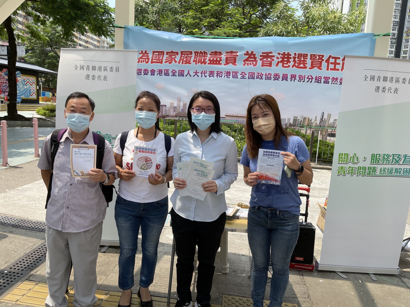 全國青聯選委謝曉虹分發傳單,聽取市民意見。 全國青聯選委謝曉虹分發傳單,聽取市民意見。