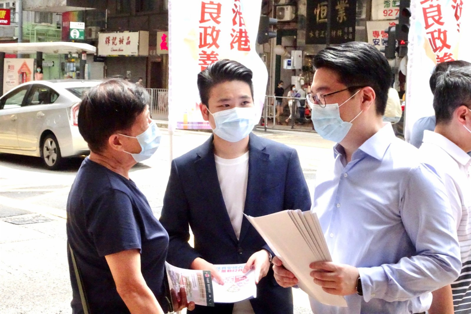 地產及建造界選委李家誠在街站點派發單張。 地產及建造界選委李家誠在街站點派發單張。