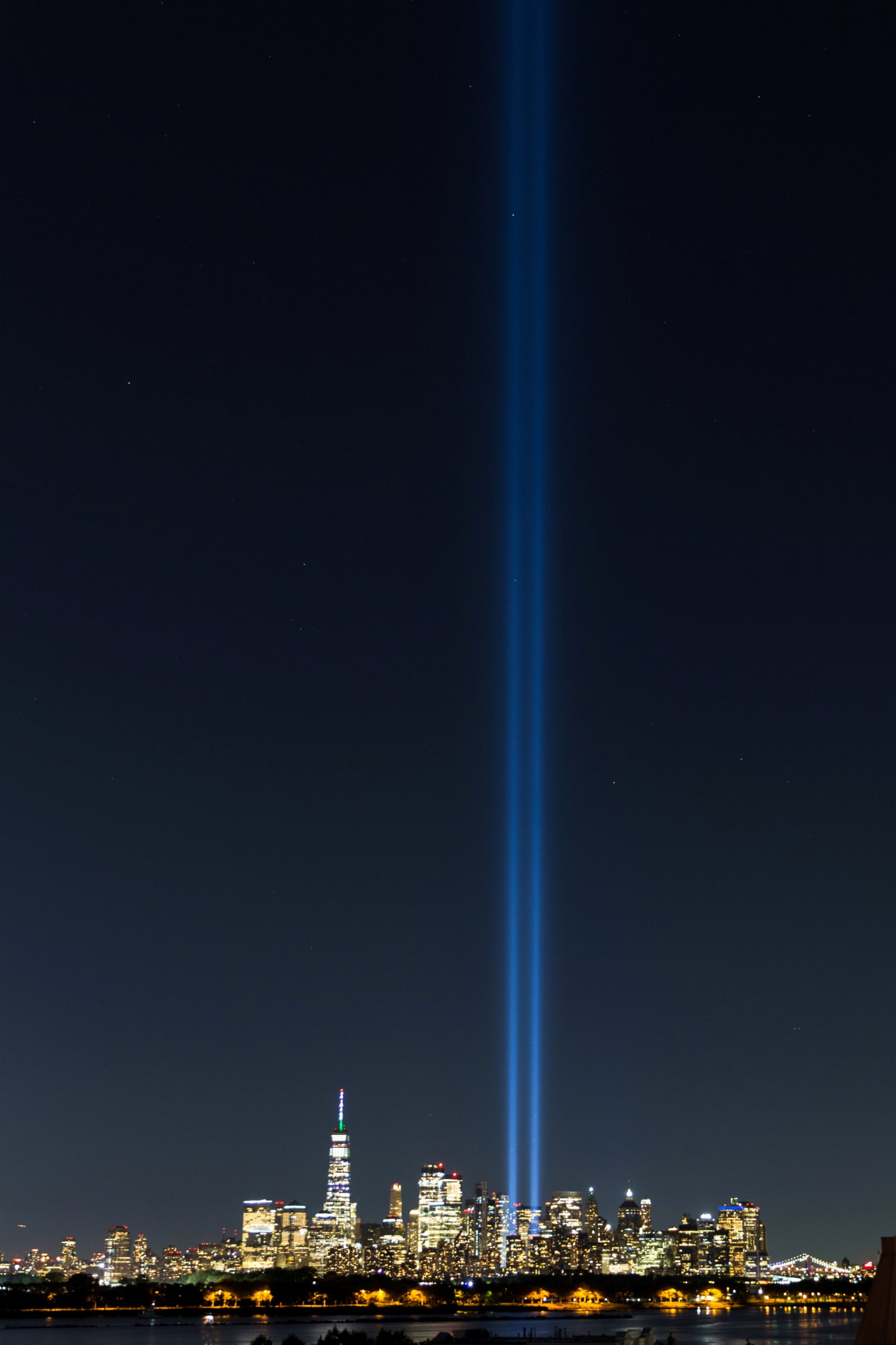 當地時間9月11日，美國紐約進行一年一度的「燈光致敬」——兩束高能光束將從雙子塔曾經矗立的地方直衝雲霄，紀念「9·11」事件遇難者。（路透社）