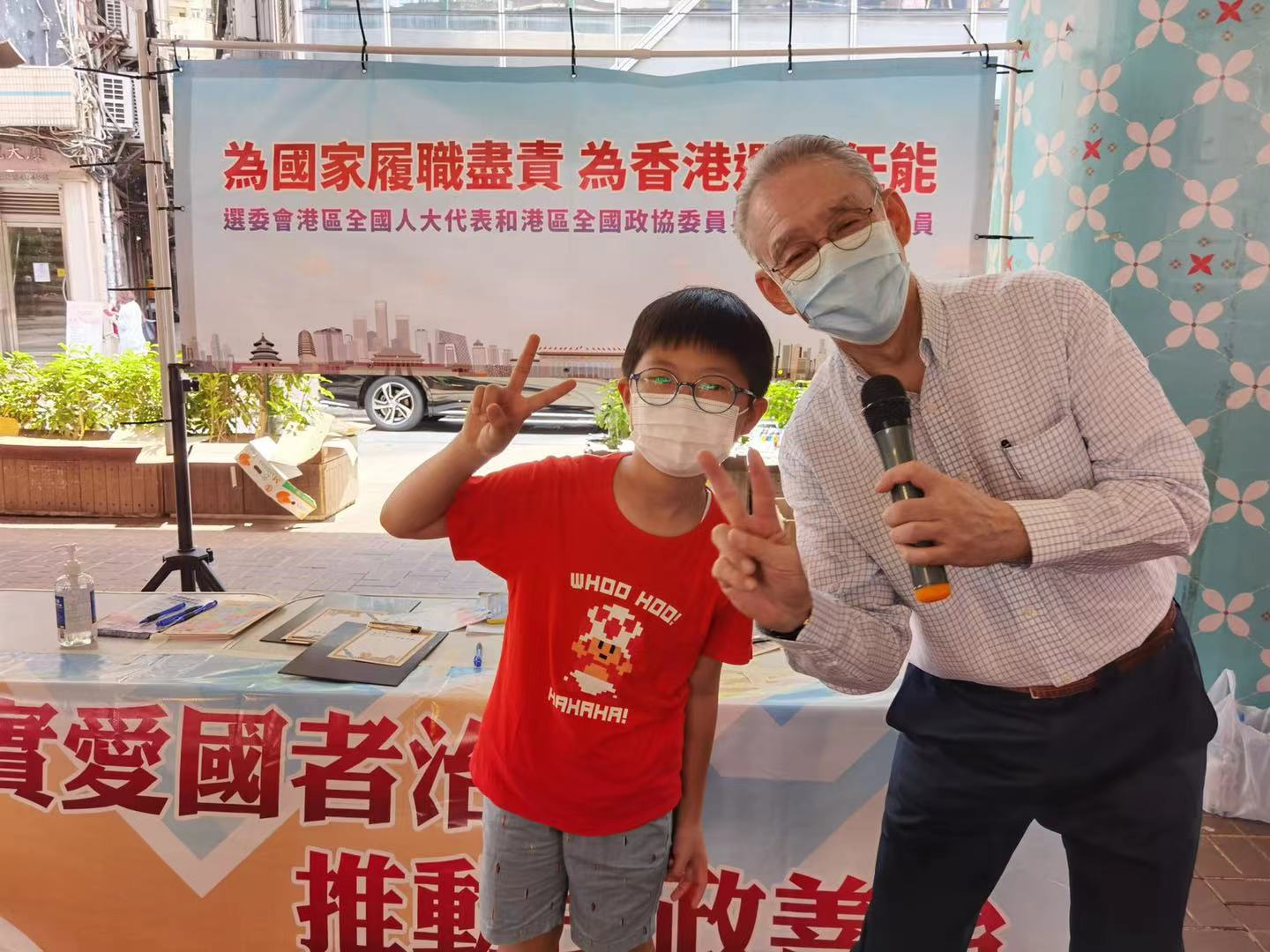 全國政協委員周永健在街站與小市民互動。 全國政協委員周永健在街站與小市民互動。