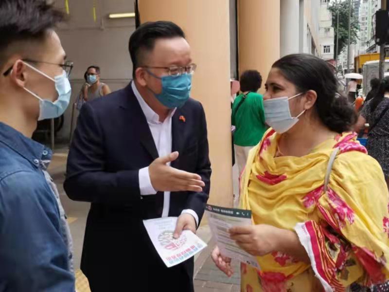 全國人大代表陳曉峰聽取少數族裔人士意見。 全國人大代表陳曉峰聽取少數族裔人士意見。