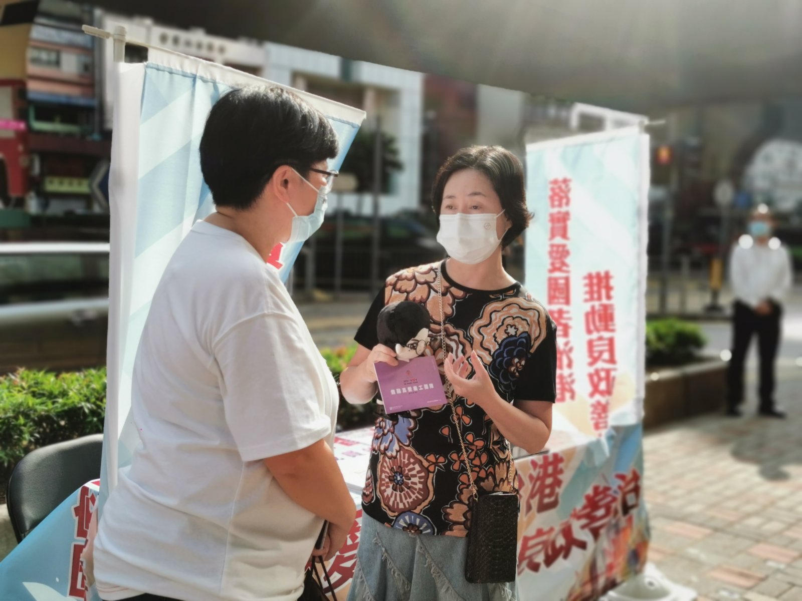 全國婦聯執委何超瓊到信德中心外街站派發宣傳單。 全國婦聯執委何超瓊到信德中心外街站派發宣傳單。