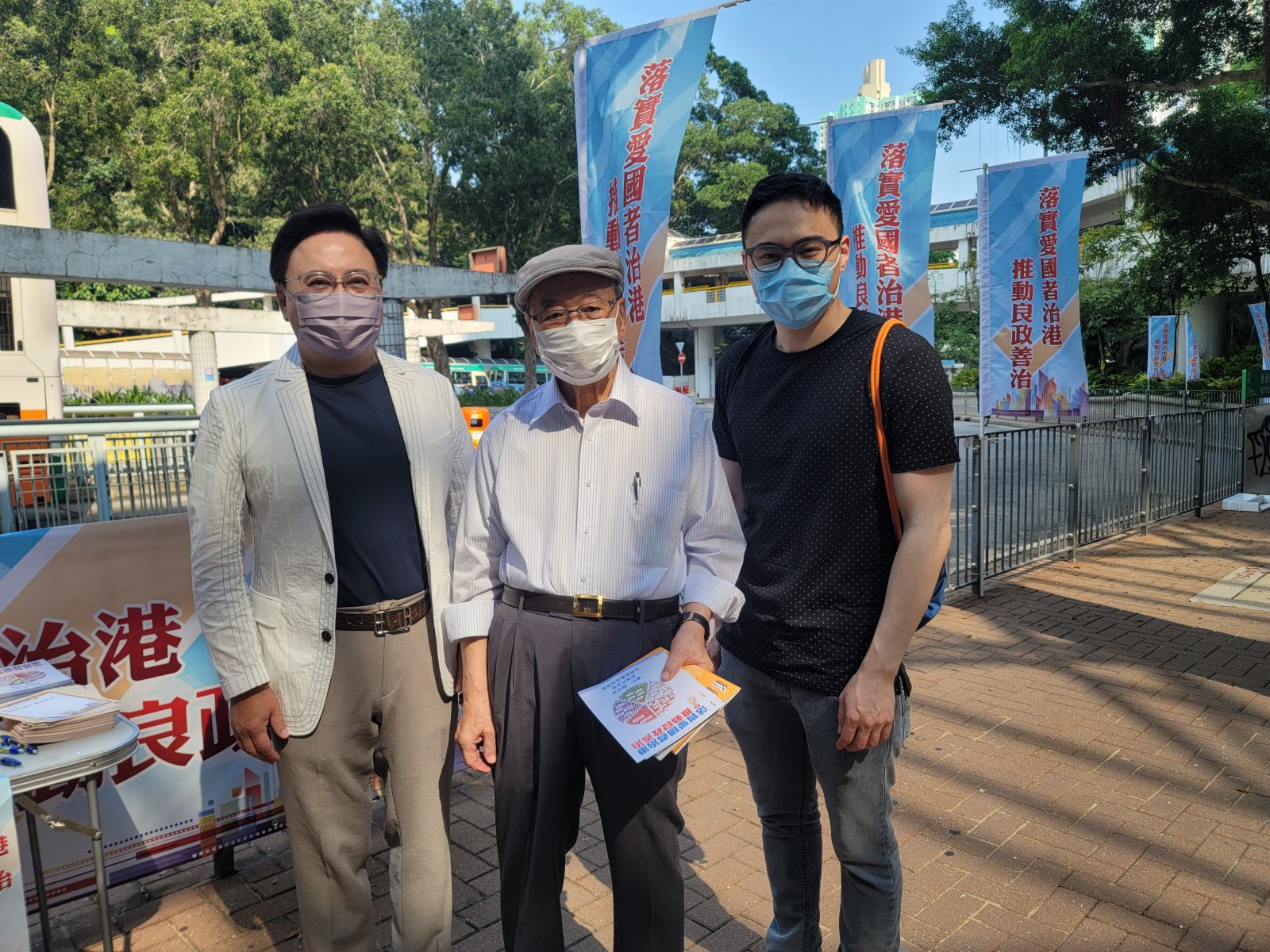 香港藝術發展局主席王英偉(左)帶同家父和兒子到東區耀東街站派傳單。 香港藝術發展局主席王英偉(左)帶同家父和兒子到東區耀東街站派傳單。