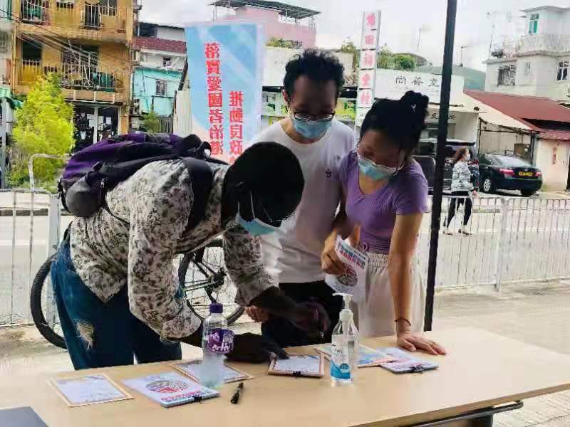 少數族裔人士在元朗錦田街站簽名支持。 少數族裔人士在元朗錦田街站簽名支持。