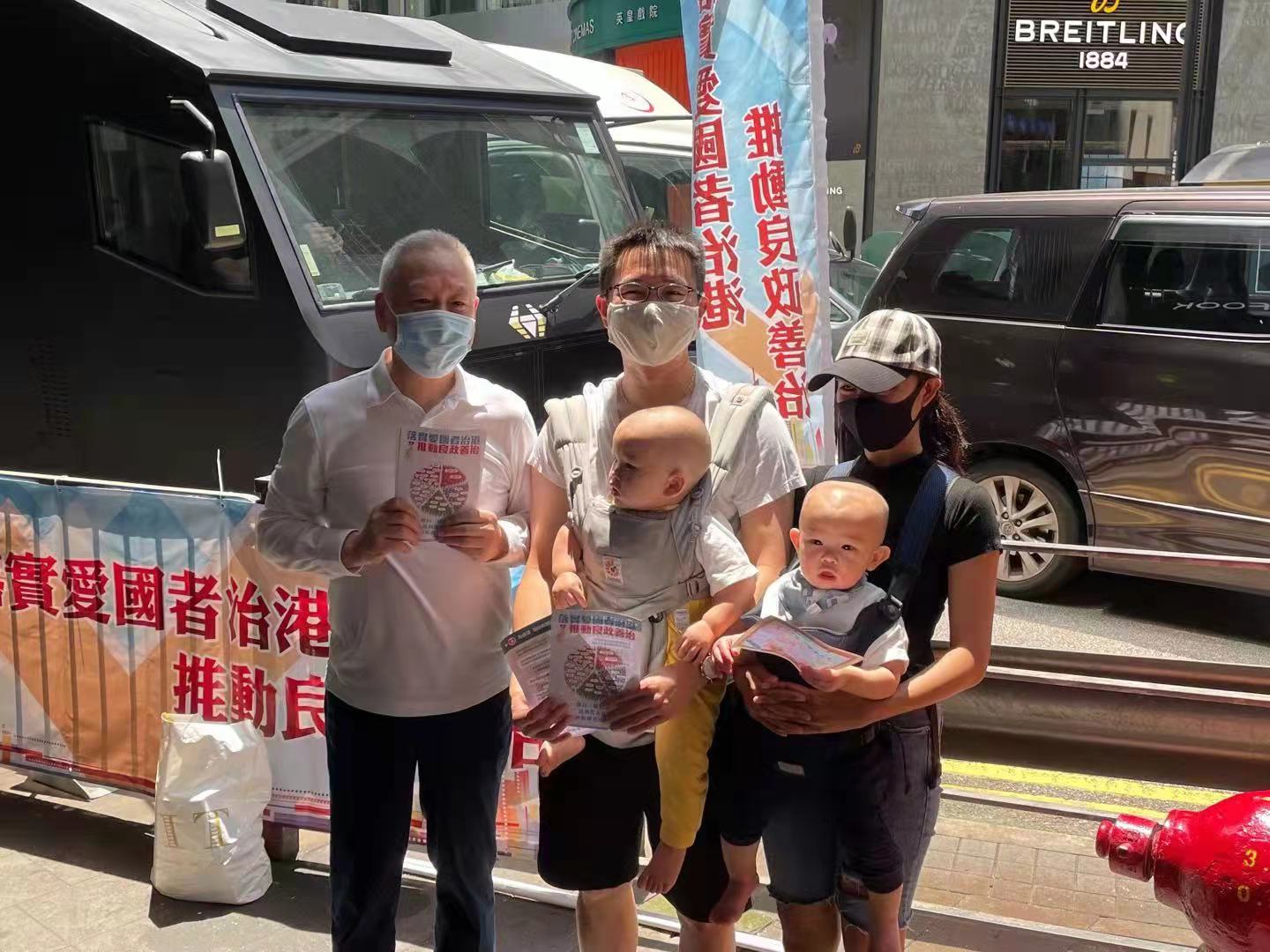 上海總會會長李德麟選委在街站派傳單。 上海總會會長李德麟選委在街站派傳單。