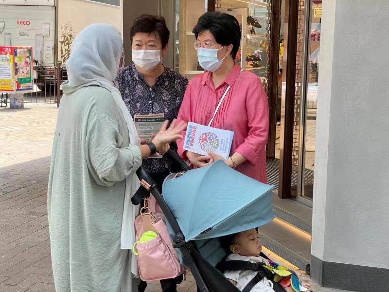 全國政協常委、世衞前總幹事陳馮富珍和全國政協委員王惠貞訪問了兩名少數族裔人士,他們都對香港現時的生活很滿意,感覺很安全。其中一位印裔人士女士希望在醫療方面,分娩時先生能夠在旁邊。 全國政協常委、世衞前總幹事陳馮富珍和全國政協委員王惠貞訪問了兩名少數族裔人士,他們都對香港現時的生活很滿意,感覺很安全。其中一位印裔人士女士希望在醫療方面,分娩時先生能夠在旁邊。