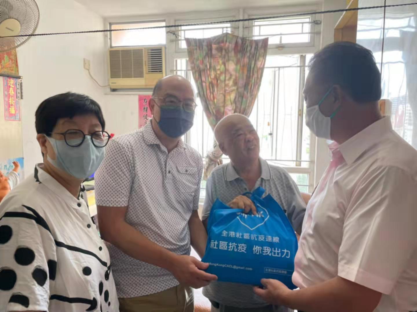 港區全國人大代表陳振彬、蔡素玉、譚志源,慰問觀塘雲漢村長者,表達關心,傾聽意見。 港區全國人大代表陳振彬、蔡素玉、譚志源,慰問觀塘雲漢村長者,表達關心,傾聽意見。