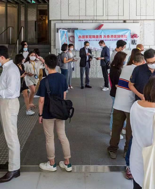 李澤鉅在「落實愛國者治港 推動良政善治」街站進行準備工作。
李澤鉅在「落實愛國者治港 推動良政善治」街站進行準備工作。