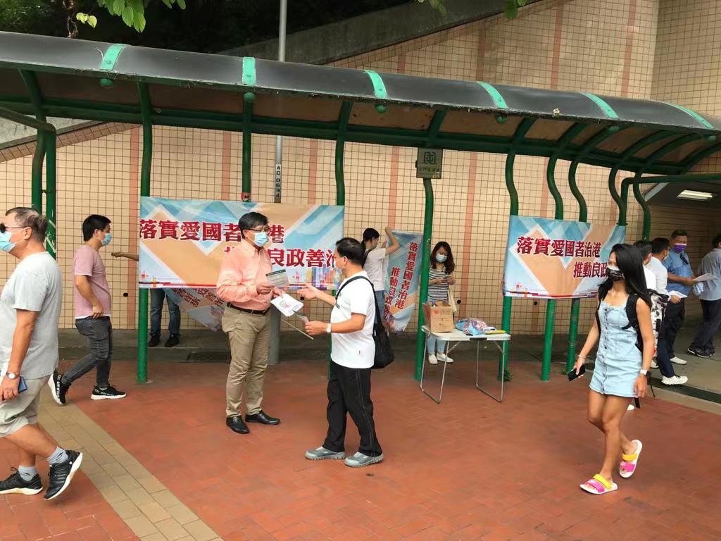 何君堯在屯門街站向市民宣傳新選制,聆聽市民聲音。 何君堯在屯門街站向市民宣傳新選制,聆聽市民聲音。