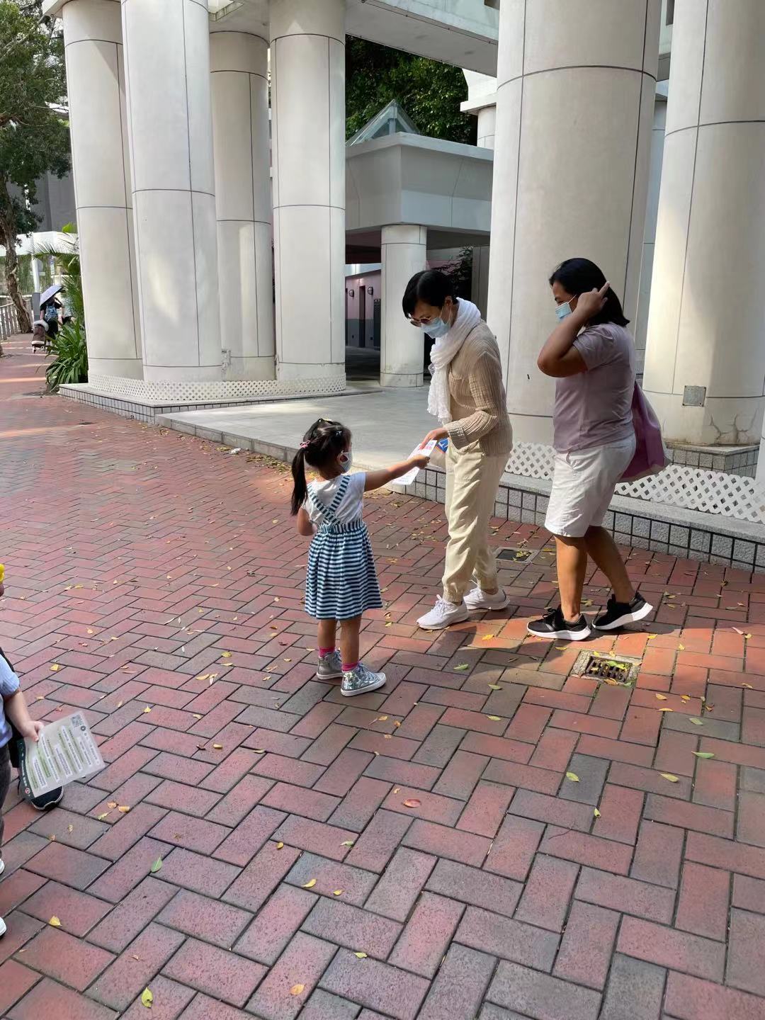 有酒店界選委帶小孩上街聽取意見。 有酒店界選委帶小孩上街聽取意見。