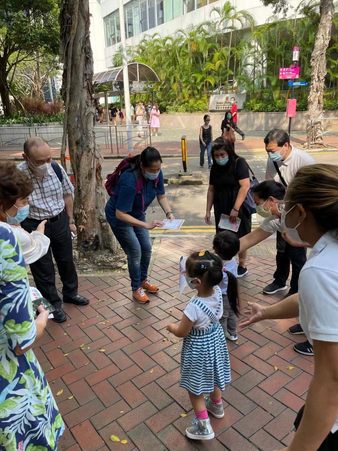 有酒店界選委帶小孩上街聽取意見。 有酒店界選委帶小孩上街聽取意見。