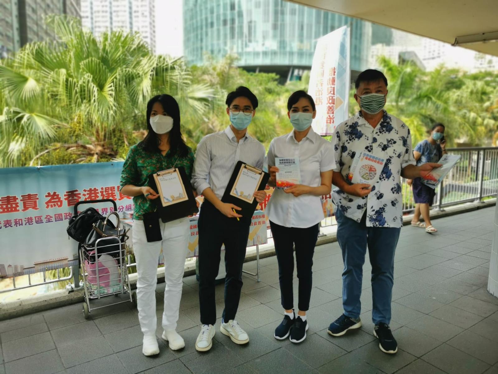 陳凱榮、鄺美雲在柴灣街站,聽取市民意見。 陳凱榮、鄺美雲在柴灣街站,聽取市民意見。