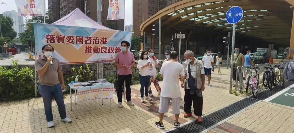 梁志祥(左)在街站點向市民宣傳新選制,聽取市民意見。 梁志祥(左)在街站點向市民宣傳新選制,聽取市民意見。