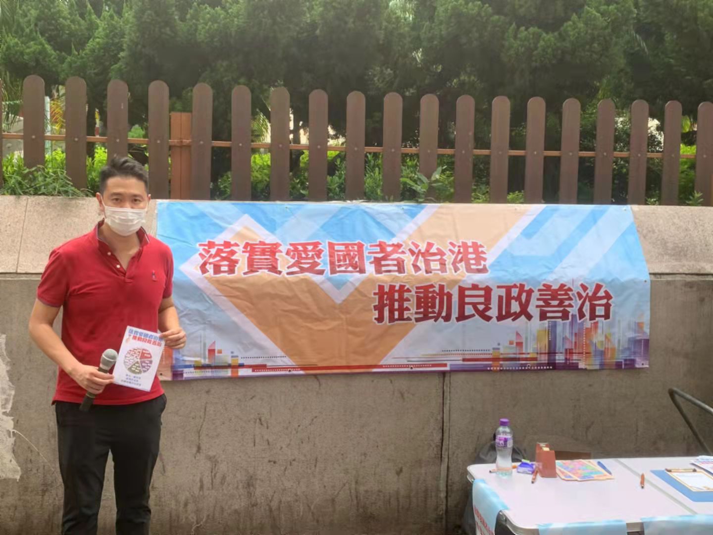 周浩鼎在街站點向市民宣傳新選制,聽取市民意見。 周浩鼎在街站點向市民宣傳新選制,聽取市民意見。