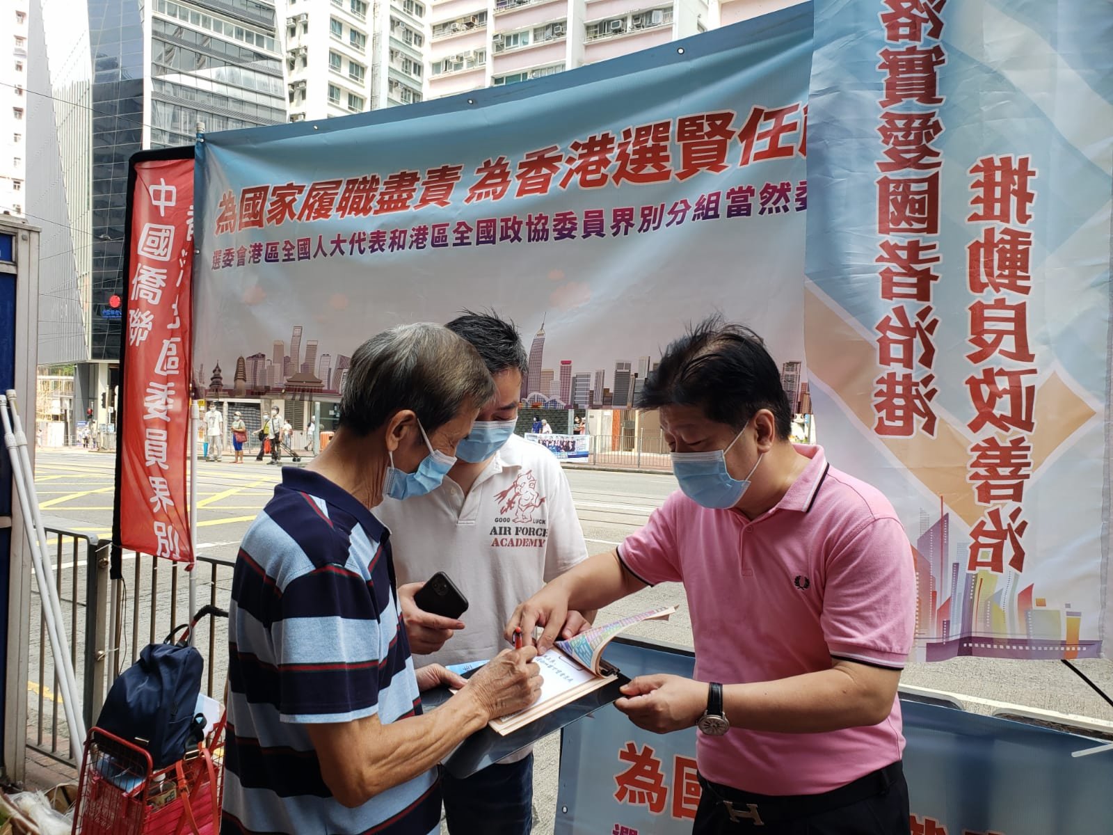 選舉委員會第五屆別有關全國性團體香港成員代表界別分組當選人、中國僑聯委員、安徽省僑聯副主席吳志斌在鰂魚涌擺街站。(大公文匯全媒體記者李斯哲 攝) 選舉委員會第五屆別有關全國性團體香港成員代表界別分組當選人、中國僑聯委員、安徽省僑聯副主席吳志斌在鰂魚涌擺街站。(大公文匯全媒體記者李斯哲 攝)