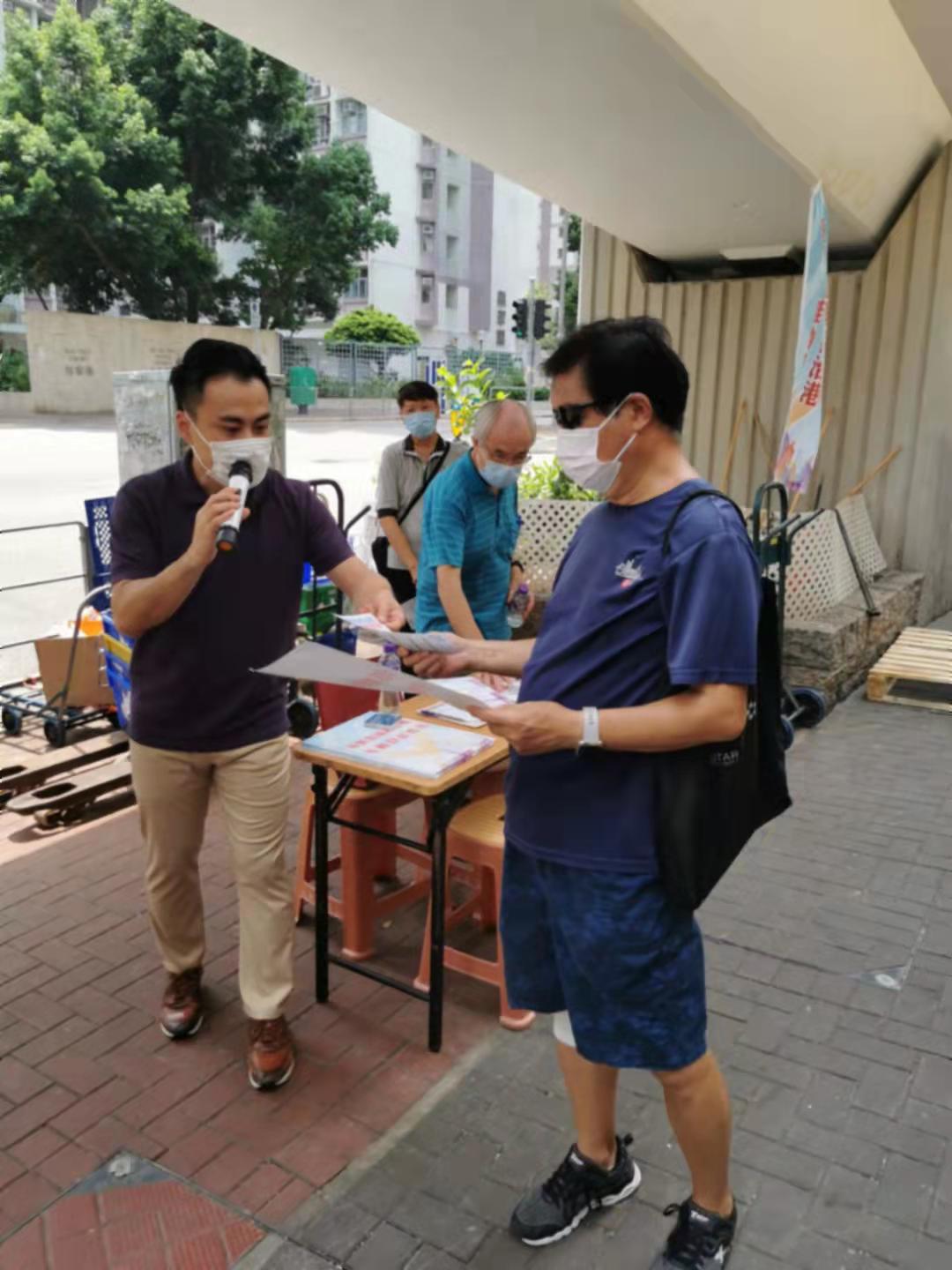 立法會議員、東區區議員郭偉強在港島街站向市民宣傳新選制。 立法會議員、東區區議員郭偉強在港島街站向市民宣傳新選制。