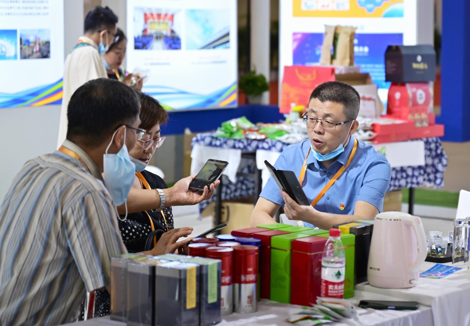 在第二十一屆中國國際投資貿易洽談會展館現場,參展客商在相互添加好友以便日後進行貿易洽談交流。(新華社) 在第二十一屆中國國際投資貿易洽談會展館現場,參展客商在相互添加好友以便日後進行貿易洽談交流。(新華社)